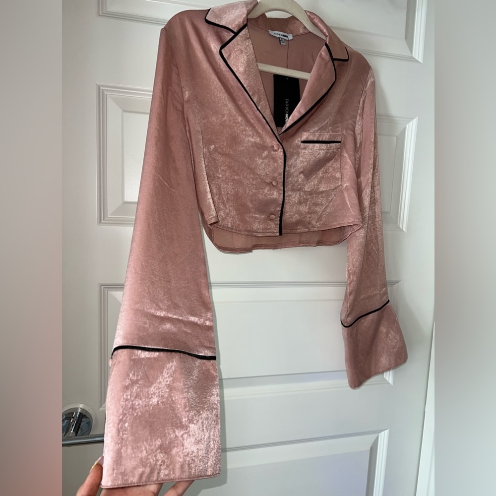 🌸 Sleep And Play Bell Sleeve Top in Mauve 🌸
💅 It’s giving pajama-chic 💅